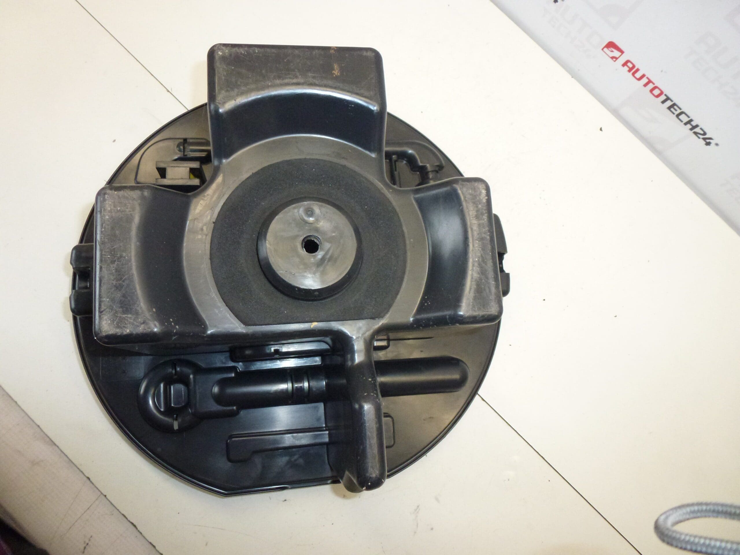 Outillage, levier, clé, anneau de remorquage Citroën C4