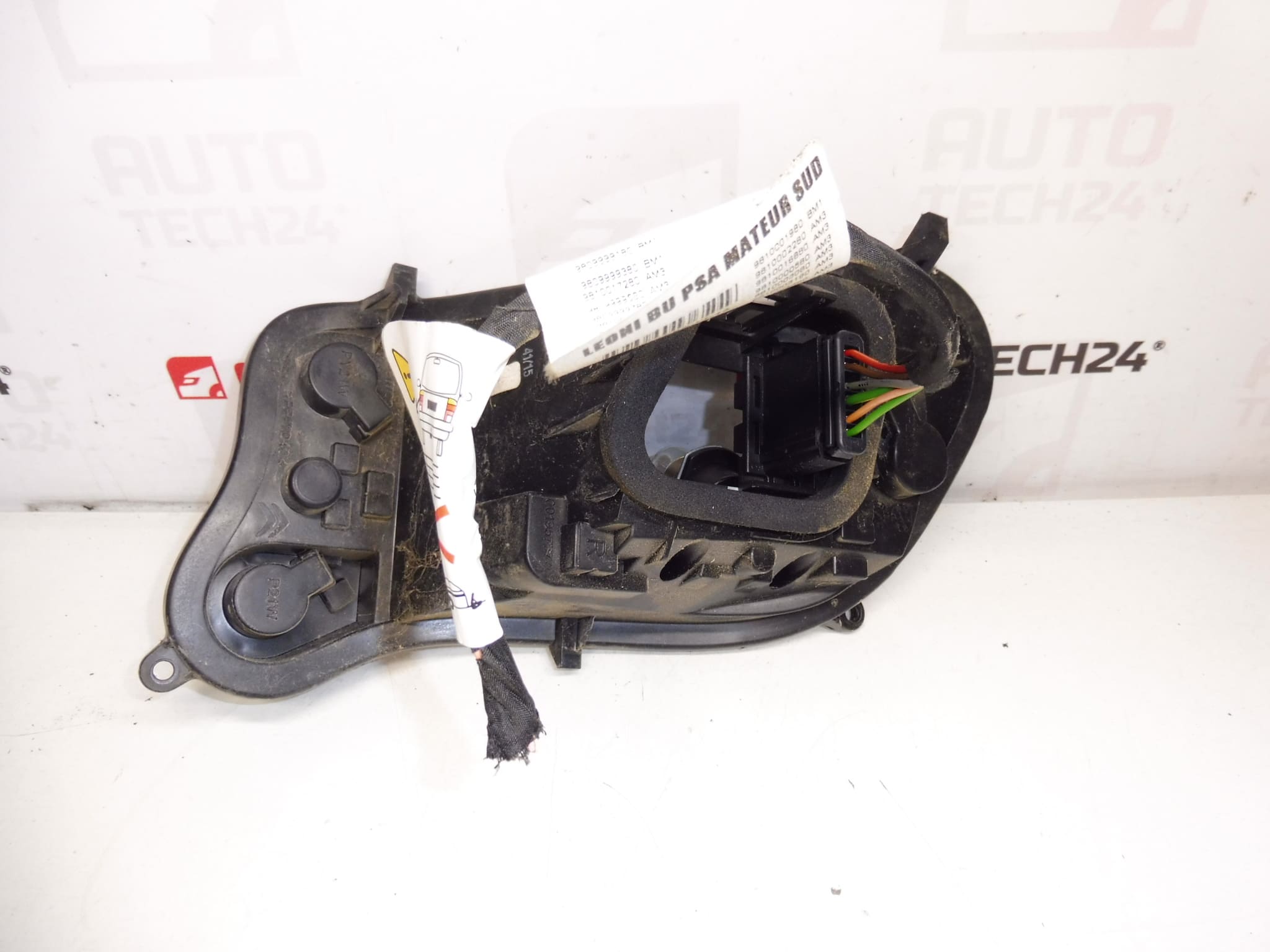 Embase feu arrière droit extérieur Citroën C4 II 9808624380 9808624580