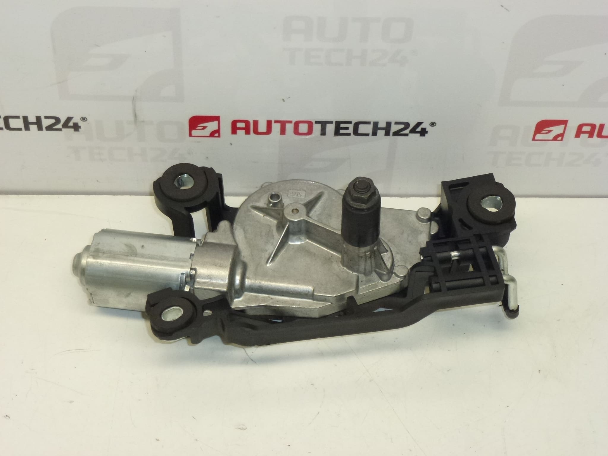 Moteur d'essuie glace arrière Peugeot 206 0390201575